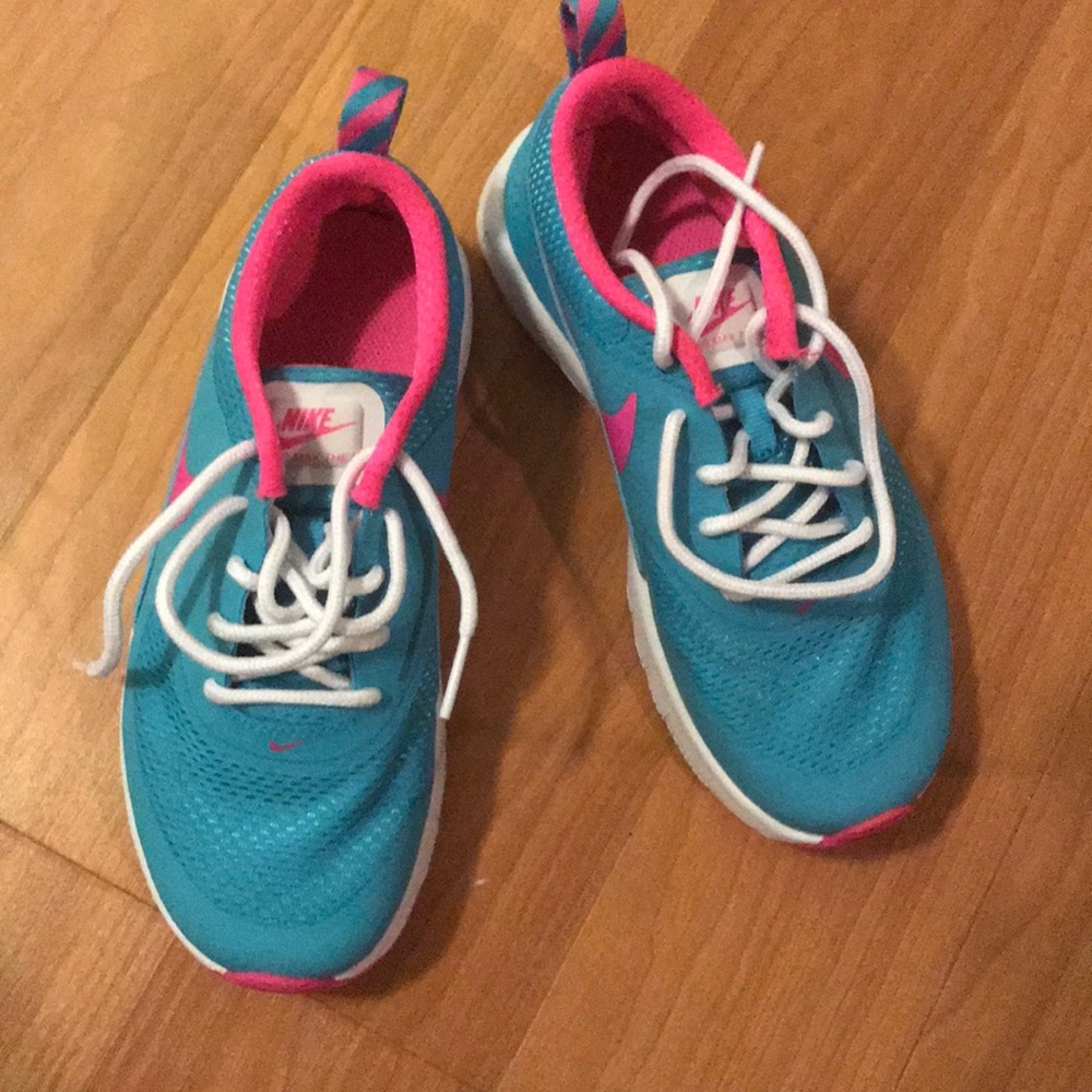 Girls tennis shoes
